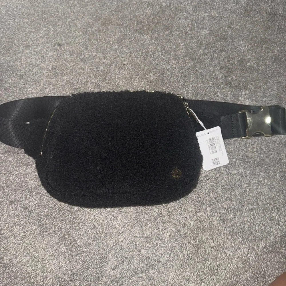 NWT Lululemon Fleece Beltbag 2L Black/Gold - Picture 1 of 3